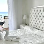 Mi Capricho A16 Beachfront Apartment Sitio de Calahonda