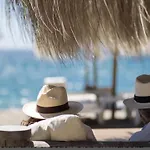 Mi Capricho A16 Beachfront Apartment Sitio de Calahonda