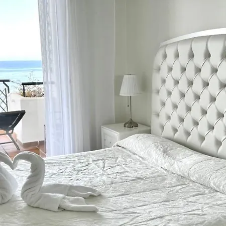 Mi Capricho A16 Beachfront Apartment Sitio de Calahonda