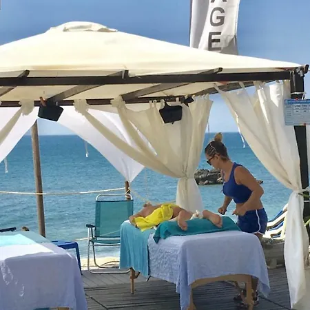 Mi Capricho A16 Beachfront Apartment Sitio de Calahonda